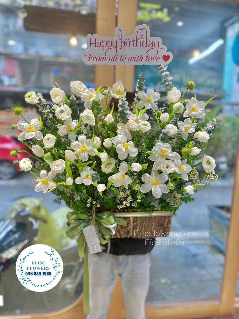 lẵng hoa Tulip trắng cao cấp ở Hà Nội.