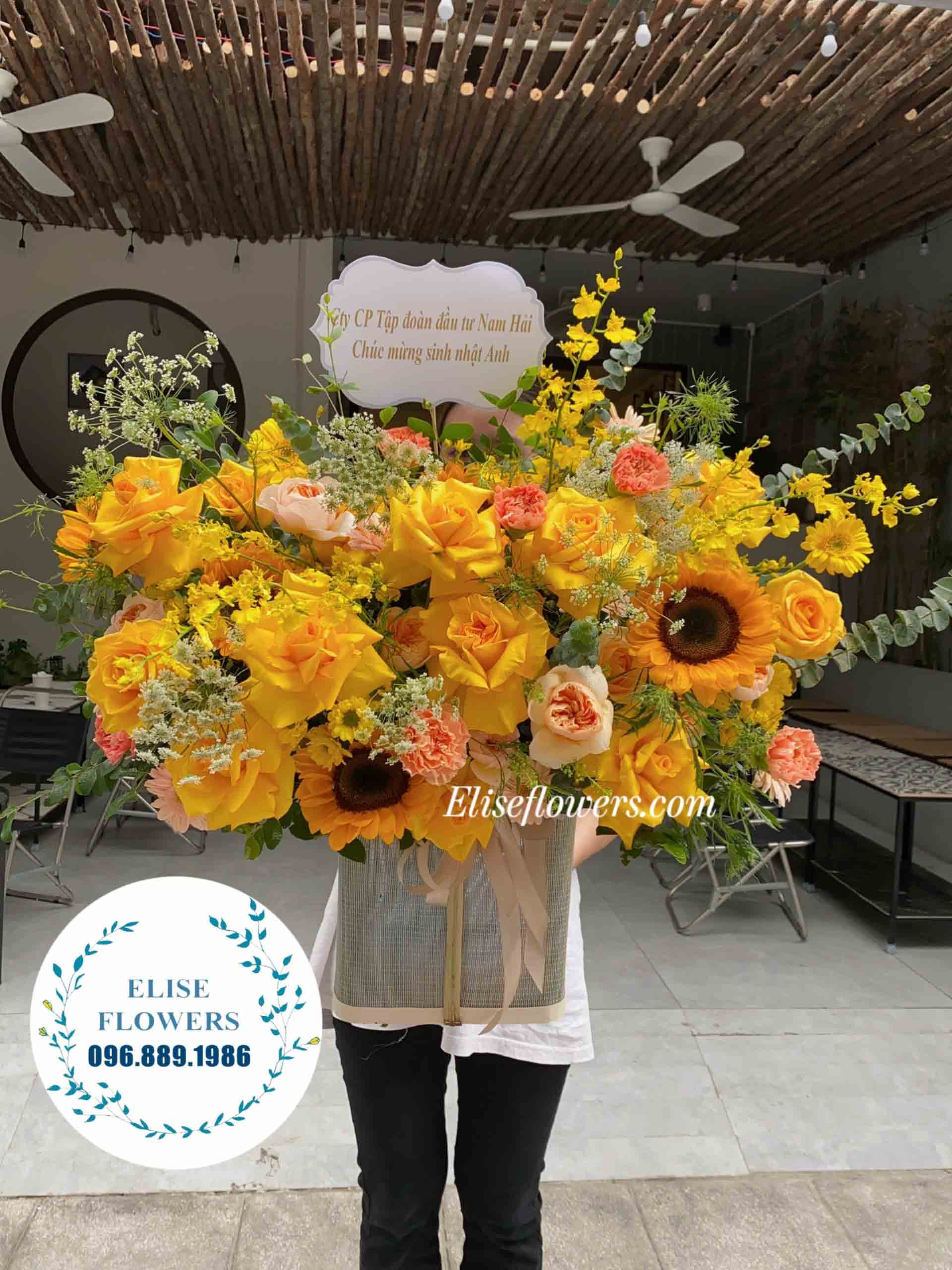 Lẵng hoa hướng dương màu vàng đẹp sang trọng tặng sinh nhật sếp | Eliseflowers