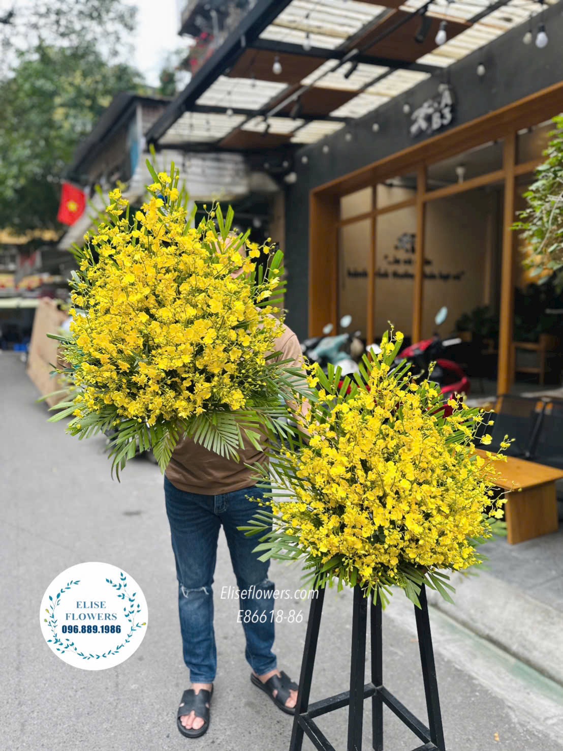 Hoa cắm bàn thờ gia tiên sang trọng. Lẵng lan vũ nữ vàng tài lộc trang trí bàn thờ ngày Tết. Cửa hàng hoa tươi Eliseflowers