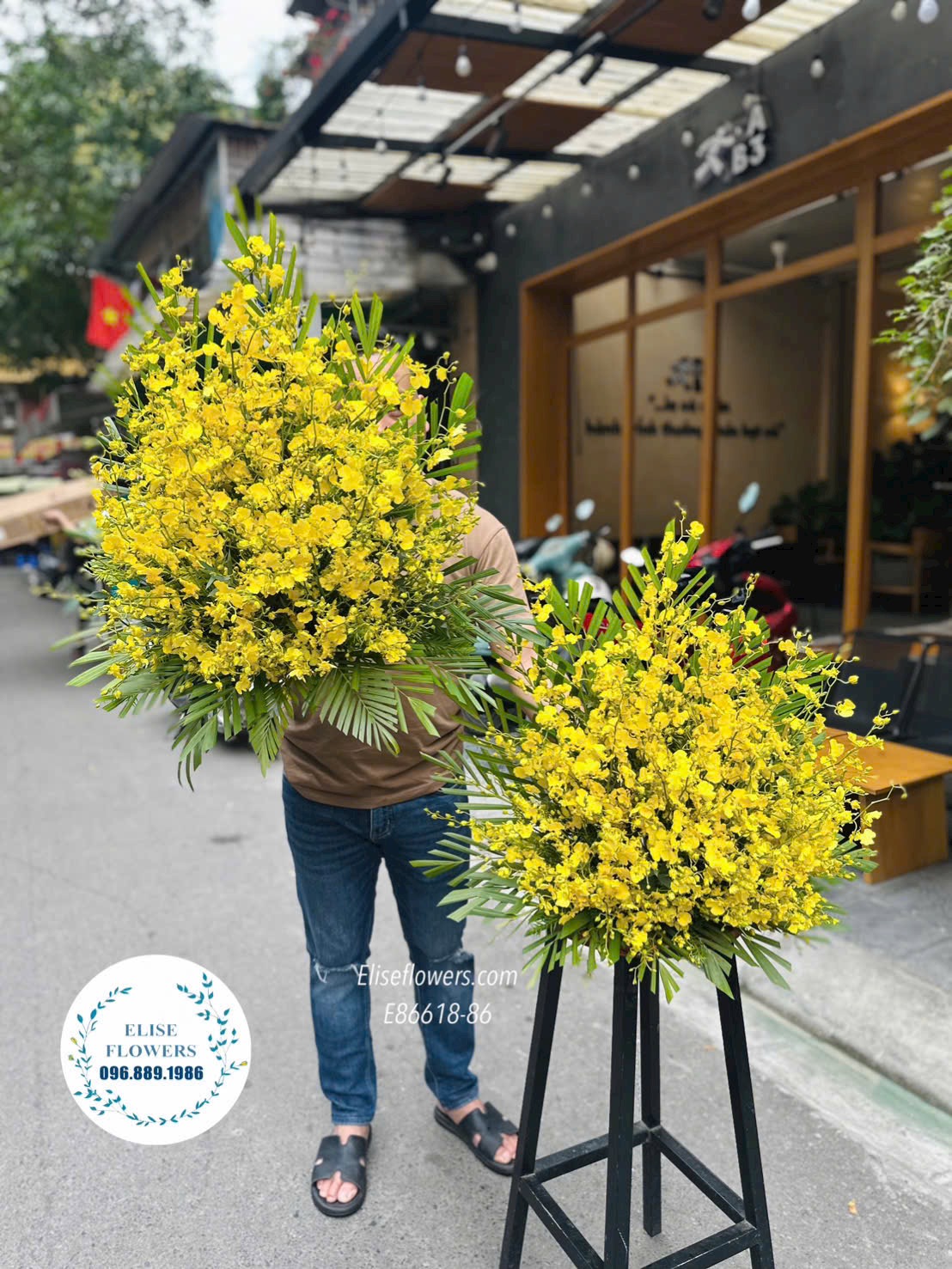 Hoa cắm bàn thờ gia tiên sang trọng. Lẵng lan vũ nữ vàng tài lộc trang trí bàn thờ ngày Tết