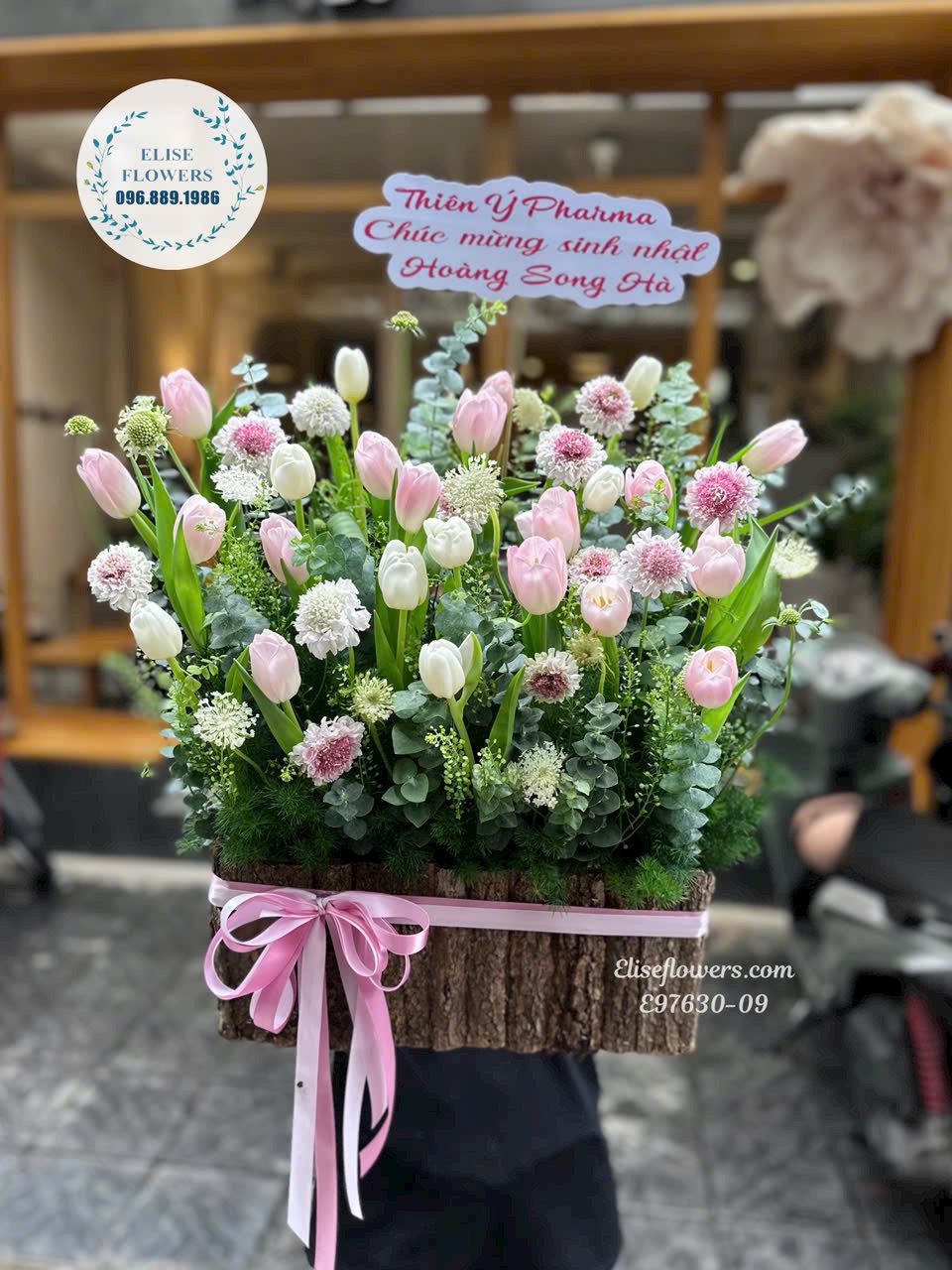 Lẵng hoa Tulip sang trọng, cao cấp chúc mừng sinh nhật mẹ