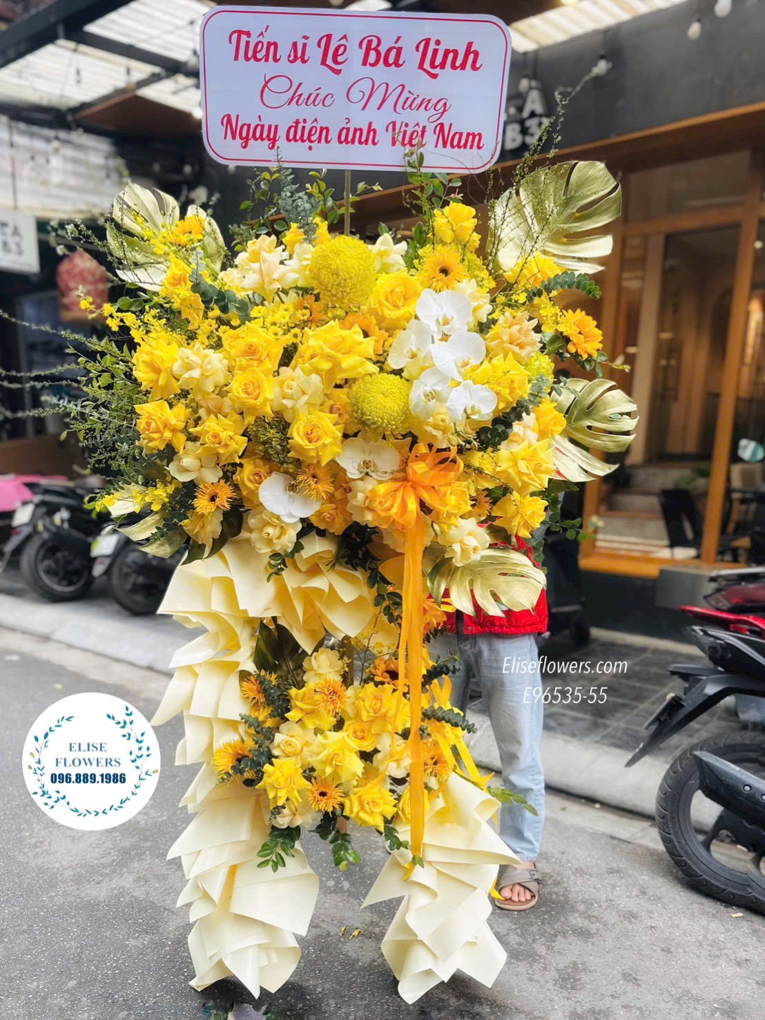 Kệ hoa sự kiện sang trọng. Hoa sinh nhật công ty màu vàng. Kệ hoa chúc mừng kỉ niệm thành lập công ty cao cấp