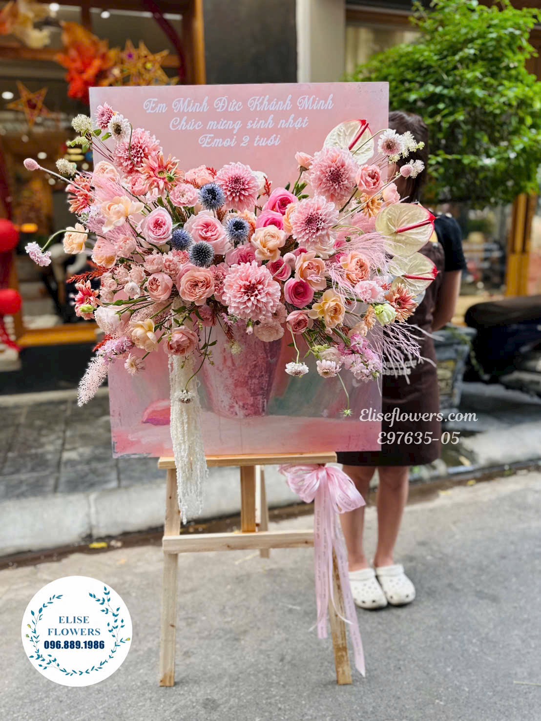 Dịch vụ giao hoa sinh nhật | Kệ khung tranh tone hồng nhẹ nhàng, tinh tế