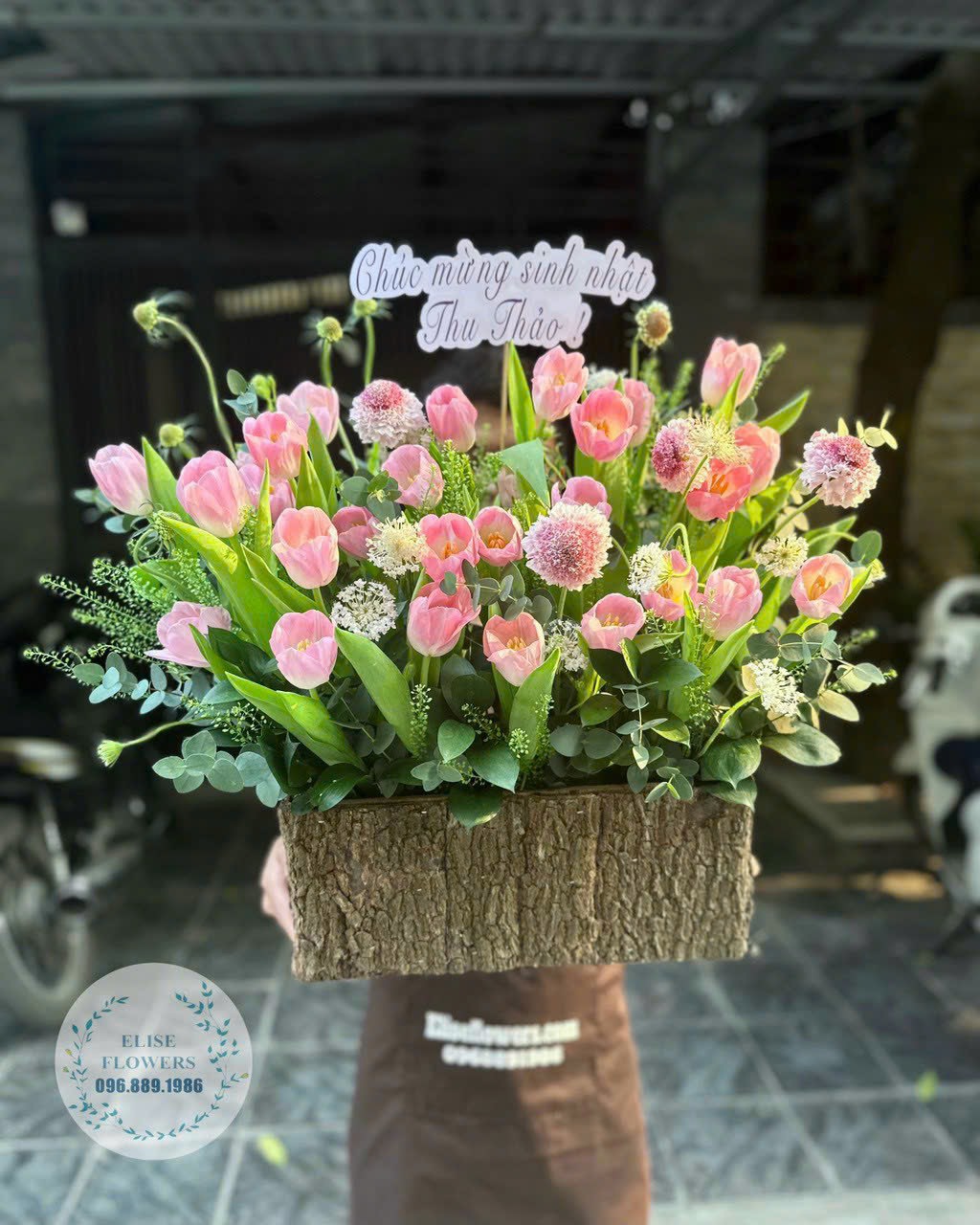 Mua lẵng hoa Tulip nhập khẩu ở Hà Nội. Điện hoa Tulip nhập khẩu
