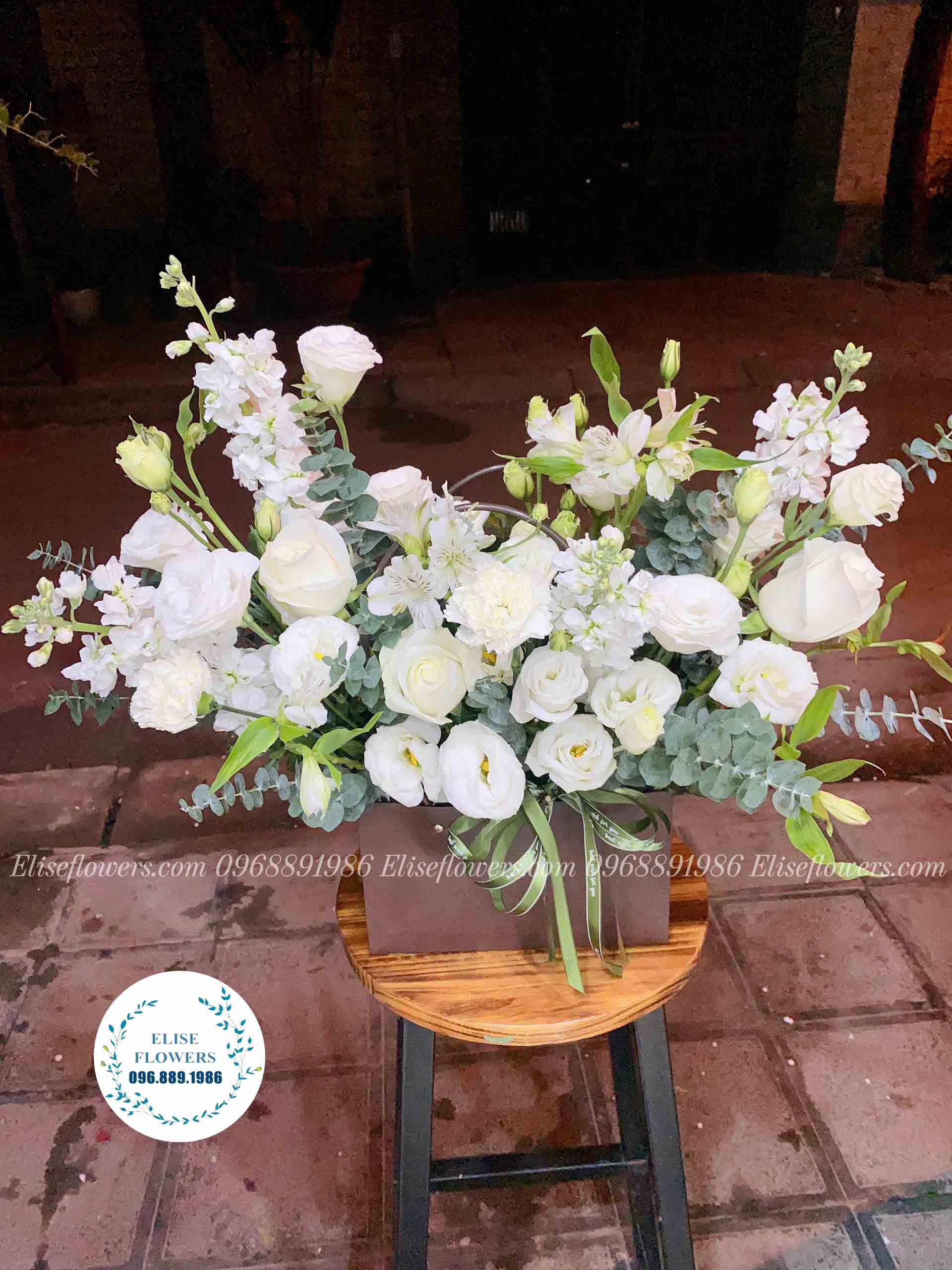Túi hoa đi lễ màu trắng tinh khôi | Hoa dâng lễ đẹp ở Hà Nội