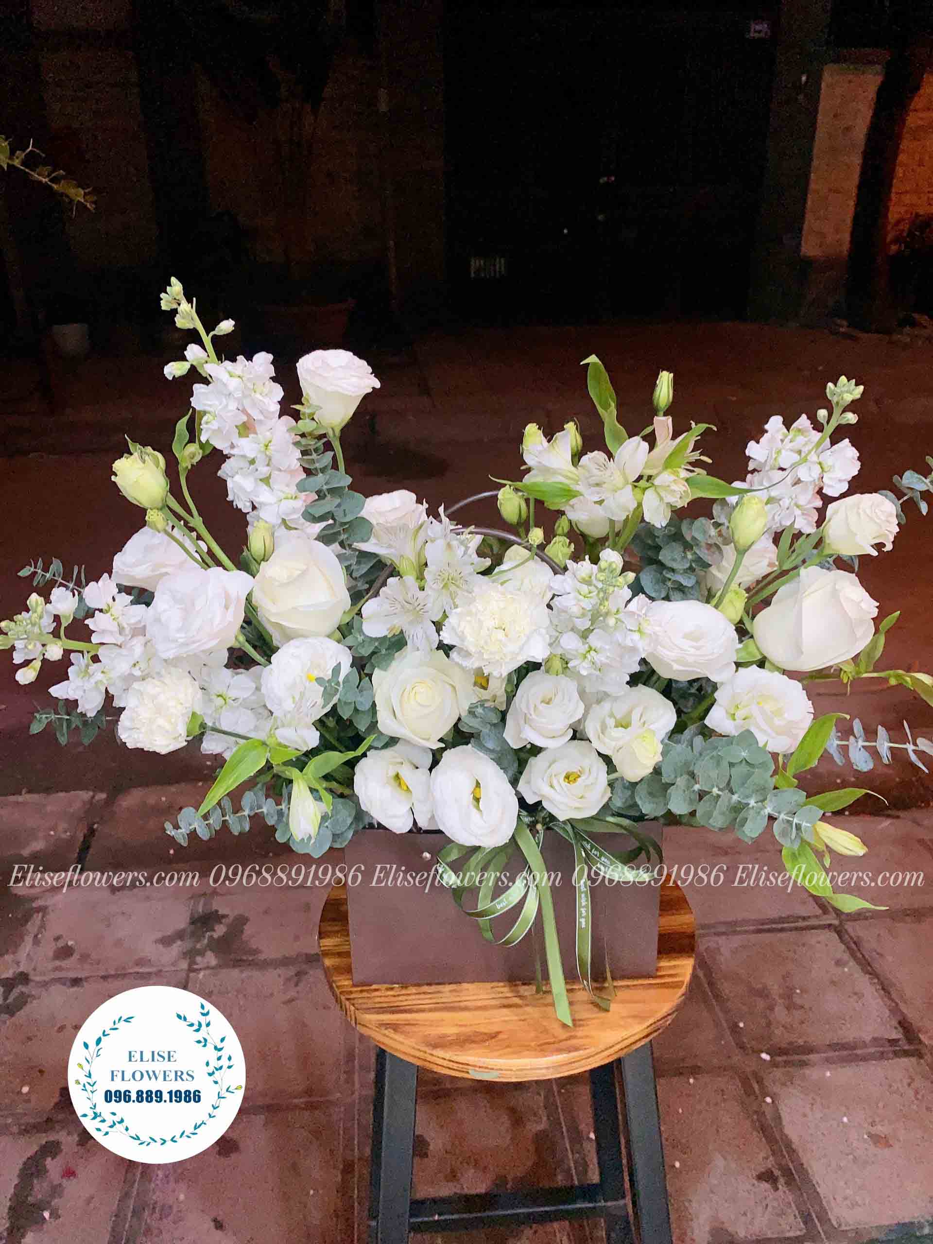 Túi hoa dâng lễ màu trắng đẹp tại Eliseflowers - shop hoa tươi Hà Nội
