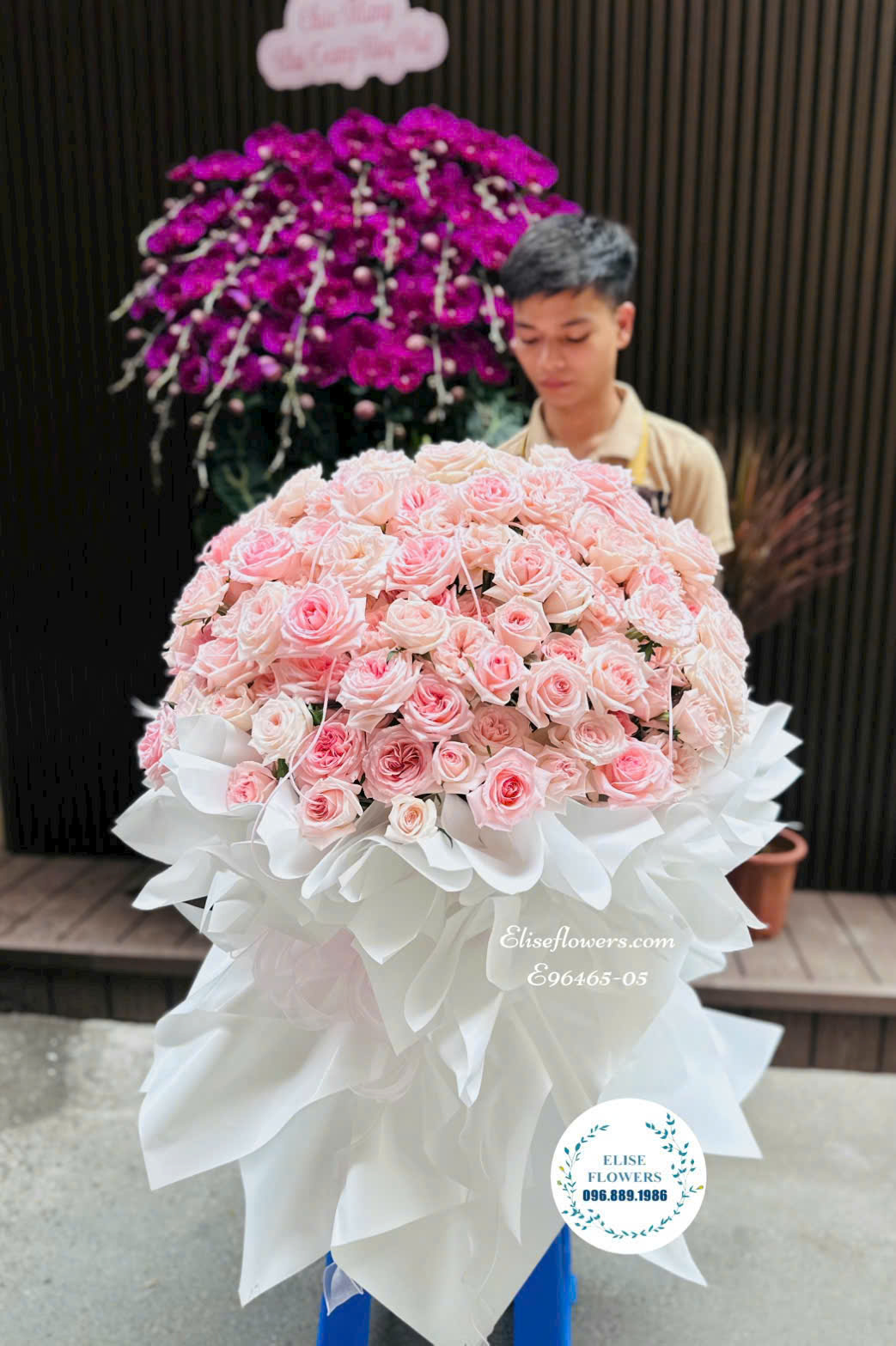 Bó 220 bông hồng Ohara khổng lồ tại cửa hàng Eliseflowers Cầu Giấy.