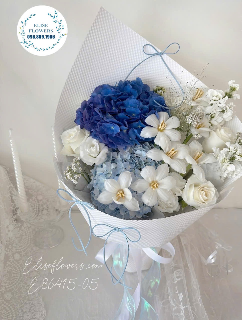 Bó hoa nhập khẩu tone xanh dương trắng cao cấp phối cẩm tú cầu và tulip trắng sang trọng - Elise Flowers