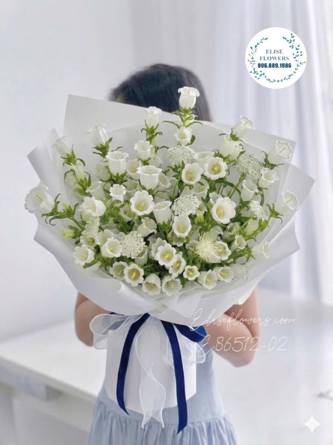 Bó hoa chuông trắng cao cấp nhập khẩu phối ruy băng xanh đen sang trọng - Elise Flowers