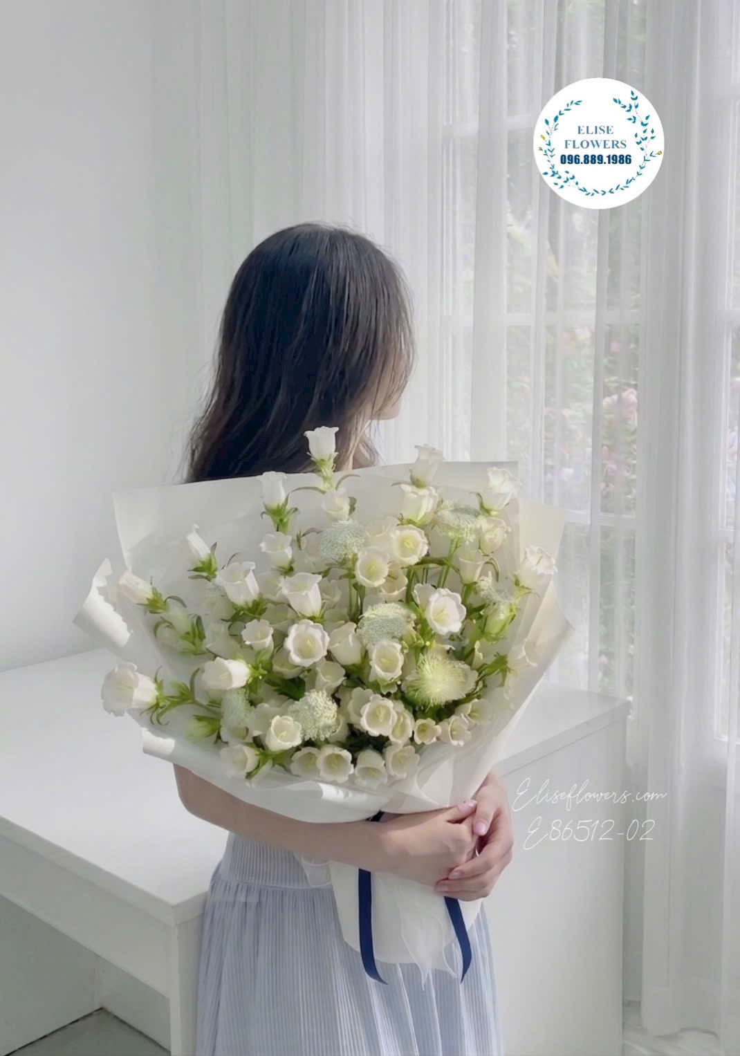 Bó hoa chuông trắng cao cấp nhập khẩu phối ruy băng xanh đen sang trọng - Elise Flowers