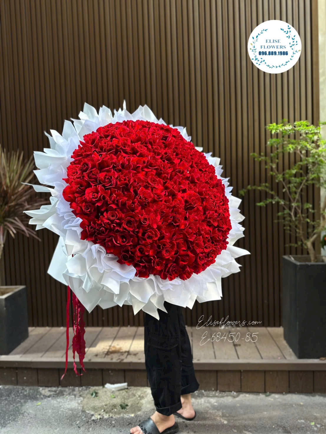 Bó hoa hồng đỏ công chúa khổng lồ phối giấy trắng xếp ly tặng người yêu sang trọng - Elise Flowers