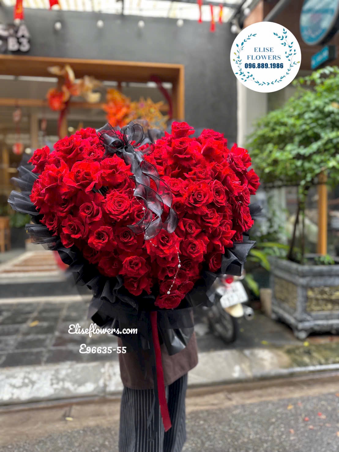 Bó Hoa Hồng Đỏ Trái Tim 100 Bông Tặng Người Yêu| Eliseflowers- Dịch Vụ Điện Hoa Tươi, Lan Hồ ĐIệp Uy Tín Tại Hà Nội