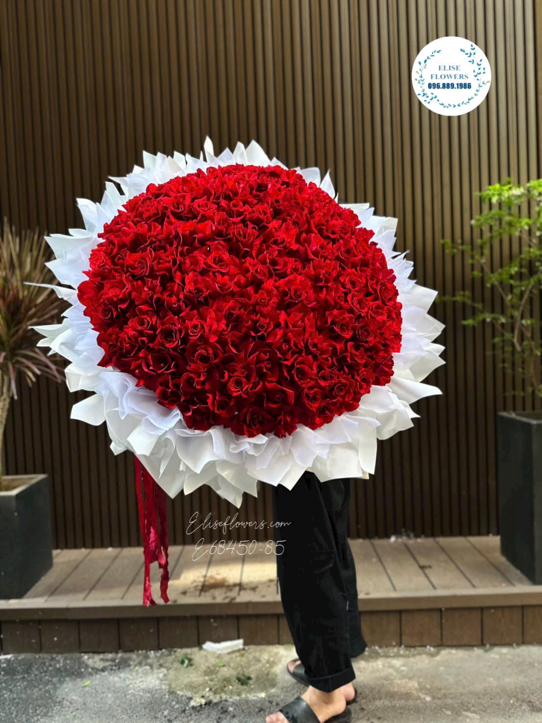 Bó hoa hồng đỏ công chúa khổng lồ phối giấy trắng xếp ly tặng người yêu sang trọng - Elise Flowers