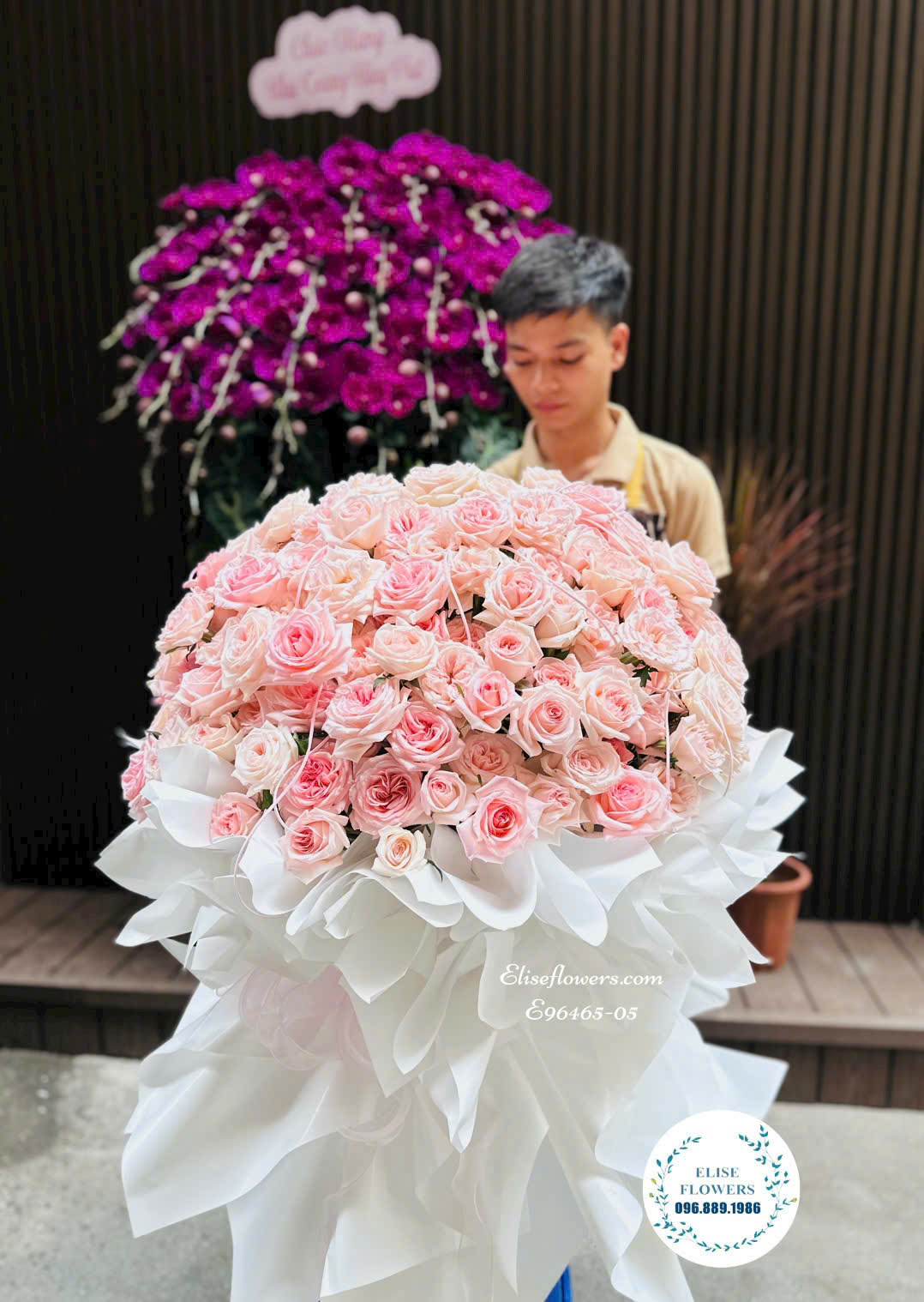 Bó 220 bông hồng Ohara khổng lồ tại cửa hàng Eliseflowers Cầu Giấy.