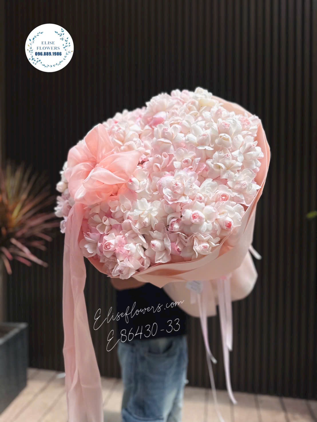 Bo-hoa-hong-ngoai-Blume-hong-kem-sang-trong-tai-Eliseflowers