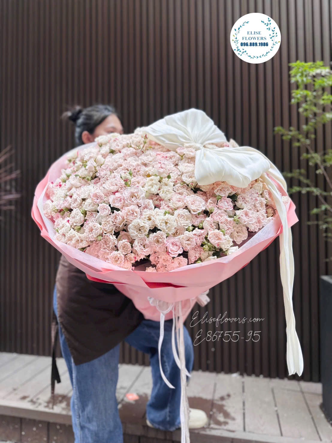 Bó hoa hồng ngoại size to cao cấp tone hồng kem phối nơ voan trắng tặng bạn gái - Elise Flowers