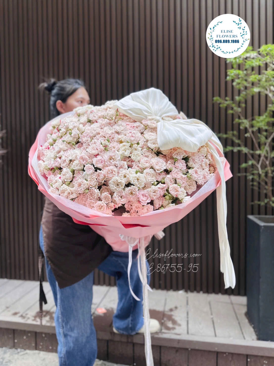 Bó hoa hồng ngoại size to cao cấp tone hồng kem phối nơ voan trắng tặng bạn gái - Elise Flowers
