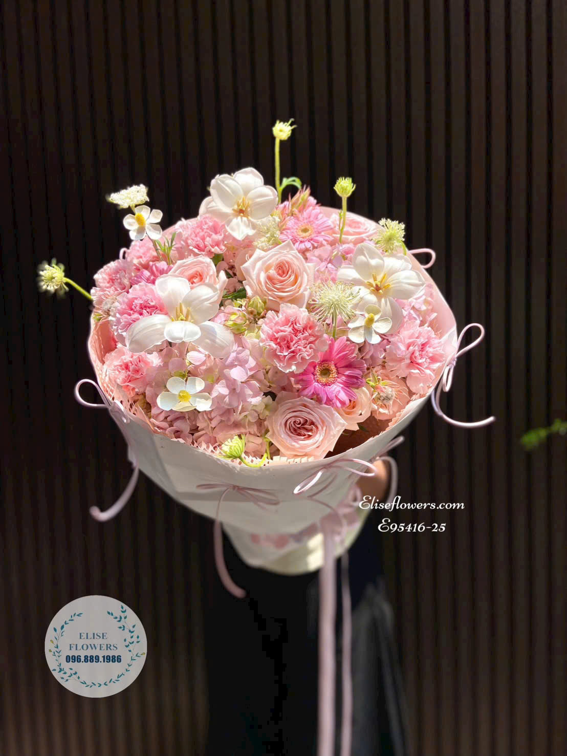 Bó hoa nhập khẩu tone hồng cao cấp tặng bạn gái tại Eliseflowers