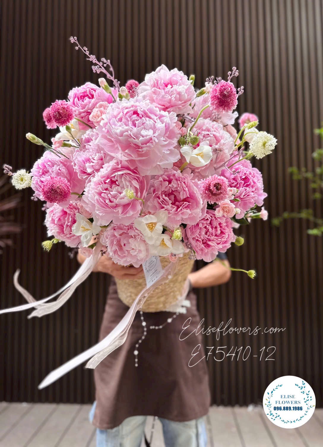 Giỏ hoa mẫu đơn Sarah hồng cao cấp mix hoa nhập khẩu tặng vợ yêu sang trọng - Elise Flowers Cầu Giấy