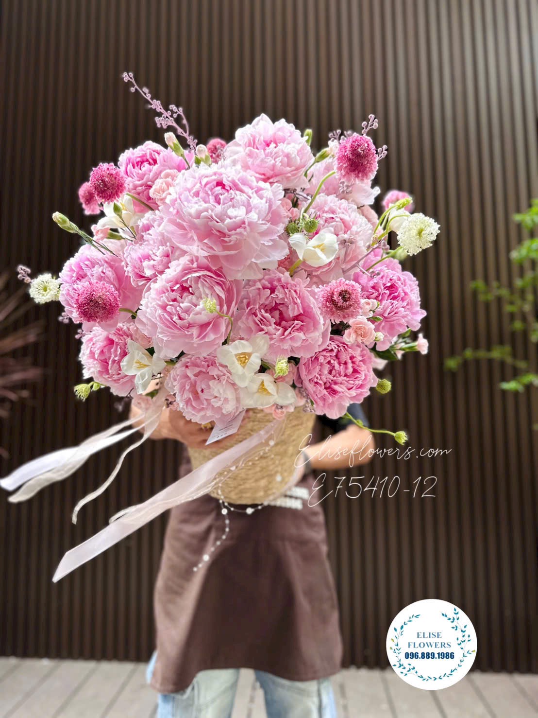 Giỏ hoa mẫu đơn Sarah hồng cao cấp mix hoa nhập khẩu tặng vợ yêu sang trọng - Elise Flowers Cầu Giấy