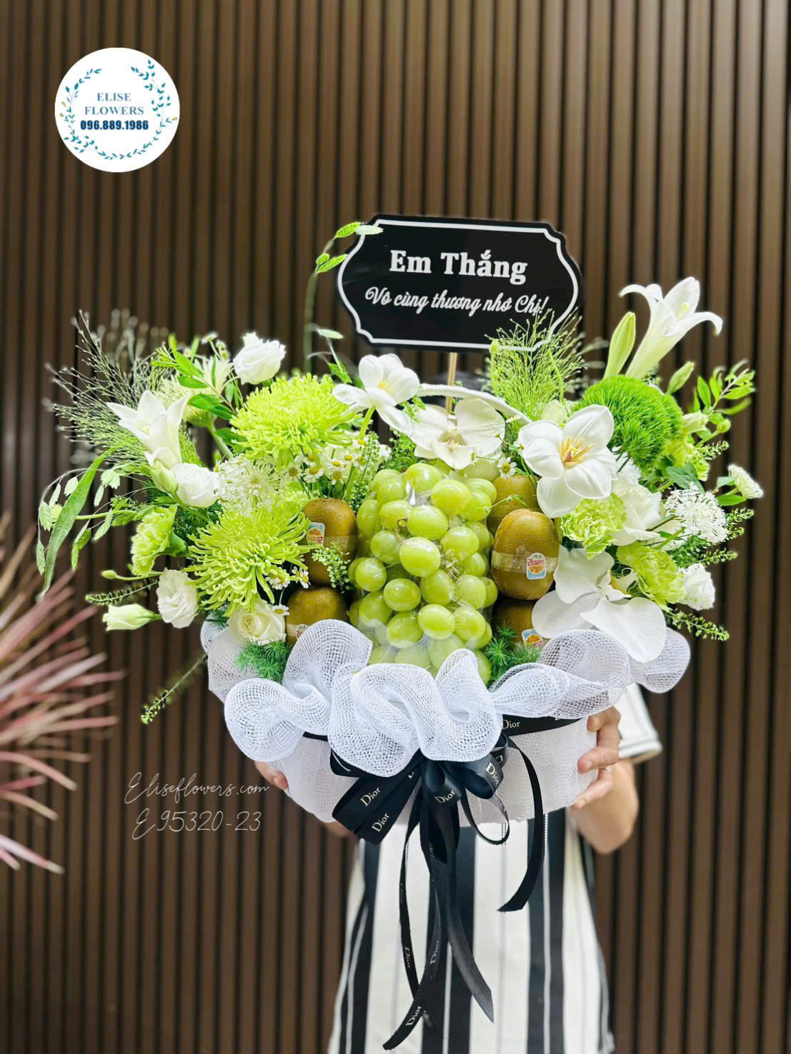 Giỏ hoa quả nhập khẩu chia buồn tại cửa hàng Cầu Giấy