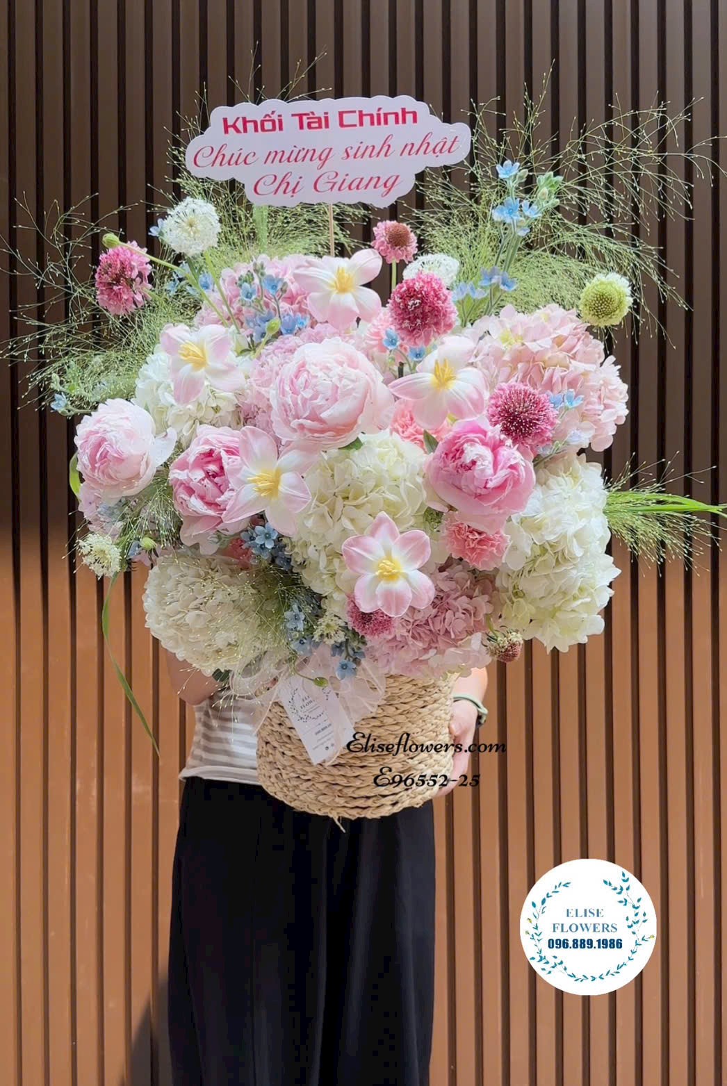Lẵng hoa mẫu đơn mix cẩm tú và tulip nhập khẩu cao cấp tại Eliseflowers