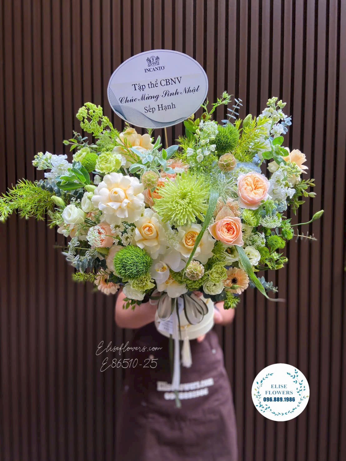 Lẵng hoa nhập khẩu tone xanh- vàng tặng sinh nhật Sếp tại Eliseflowers