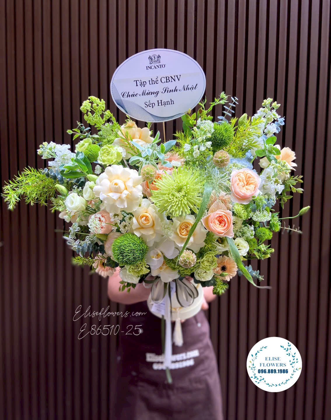 Lẵng hoa nhập khẩu tone xanh- vàng cao cấp tặng sinh nhật Sếp tại Eliseflowers