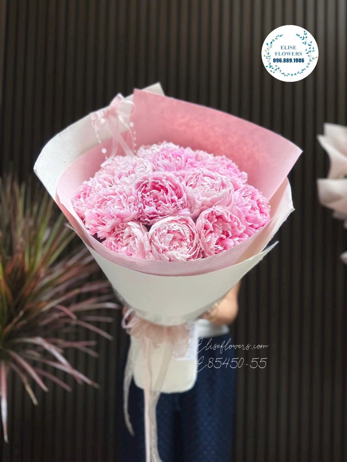 Bó hoa mẫu đơn Sarah hồng cao cấp tặng bạn gái tại cửa hàng Eliseflowers Cầu Giấy.