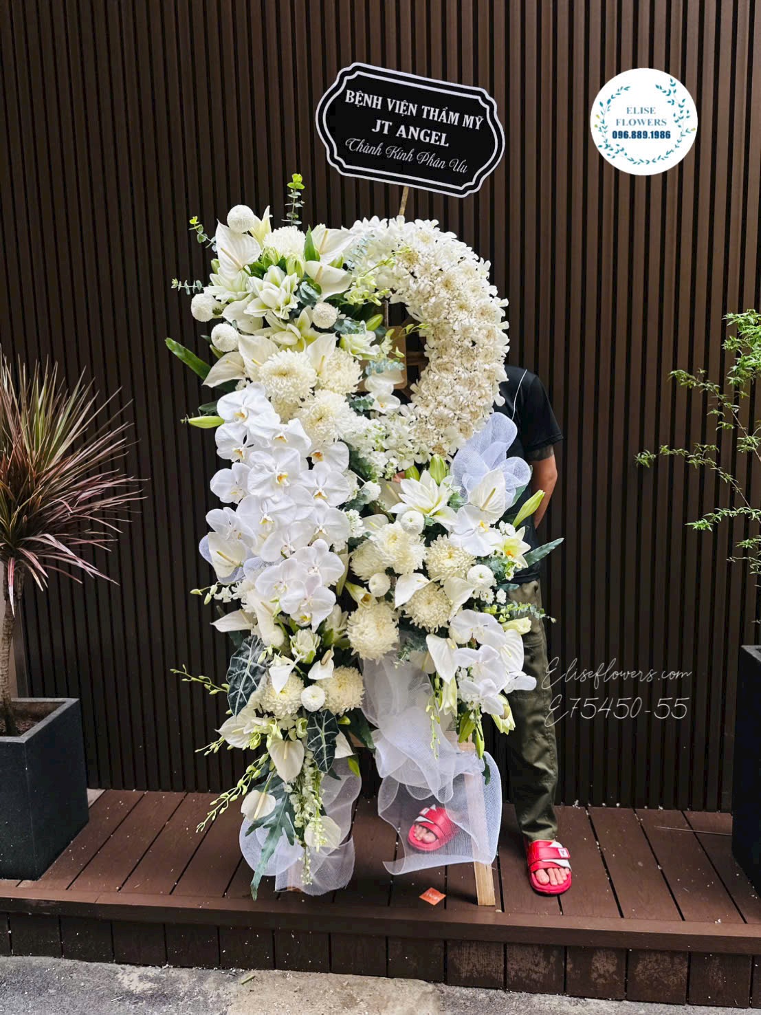Kệ hoa chia buồn tone trắng cao cấp sang trọng giao hỏa tốc tại Hà Nội - Elise Flowers