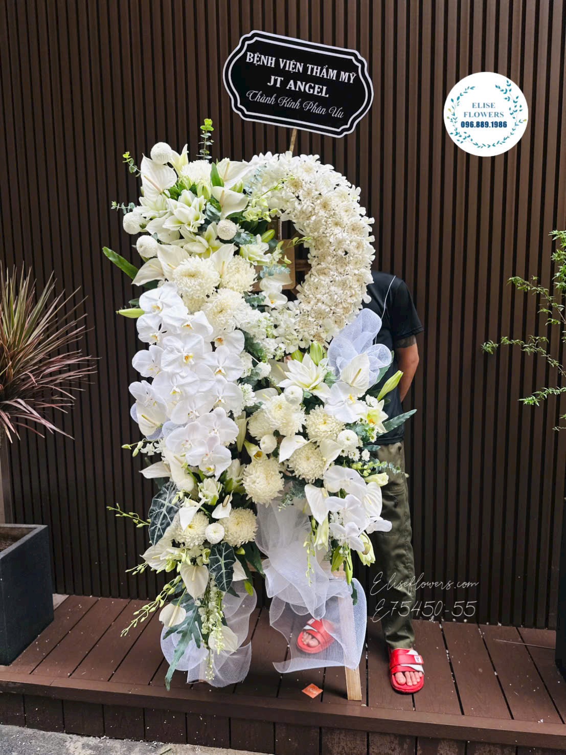 Kệ hoa chia buồn tone trắng cao cấp sang trọng giao hỏa tốc tại Hà Nội - Elise Flowers