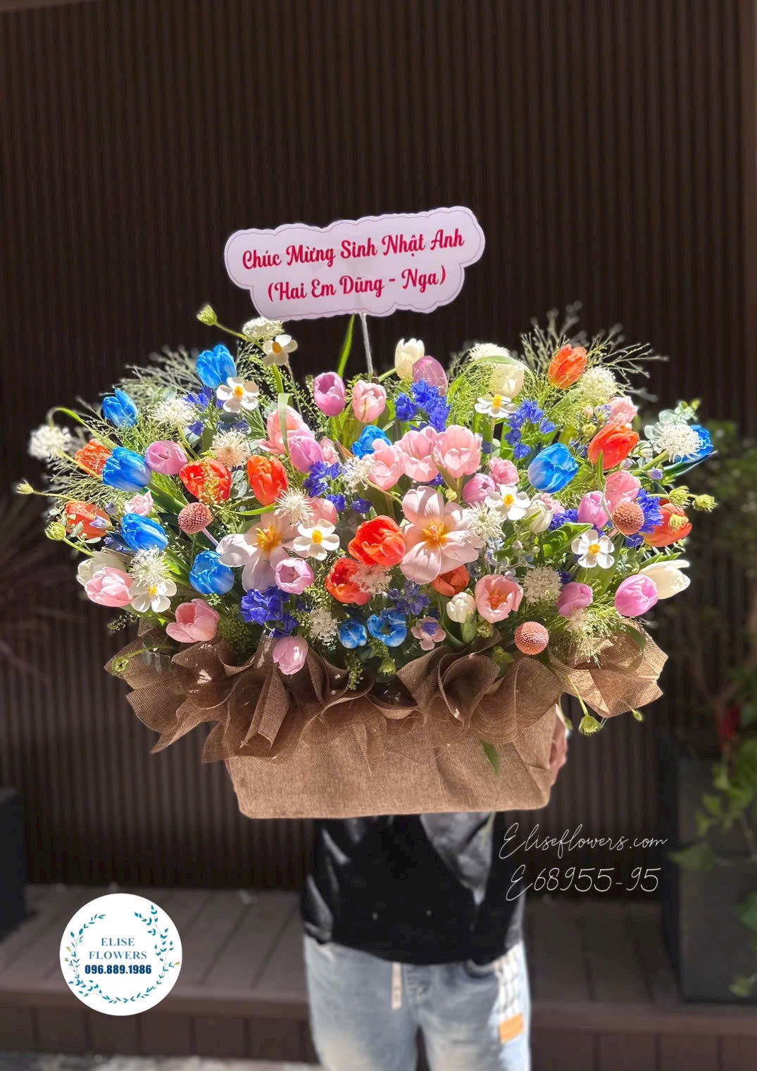 Lẵng hoa tulip nhập khẩu mix màu cao cấp tặng sếp và lãnh đạo sang trọng - Elise Flowers