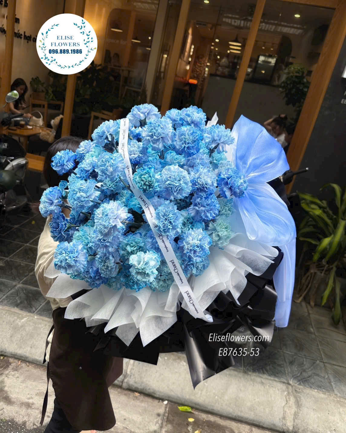 Bó hoa màu xanh dương đẹp tại Hà Nội. Bó hoa siêu to khổng lồ chất lượng, tinh tế, đẳng cấp Hà Nội.