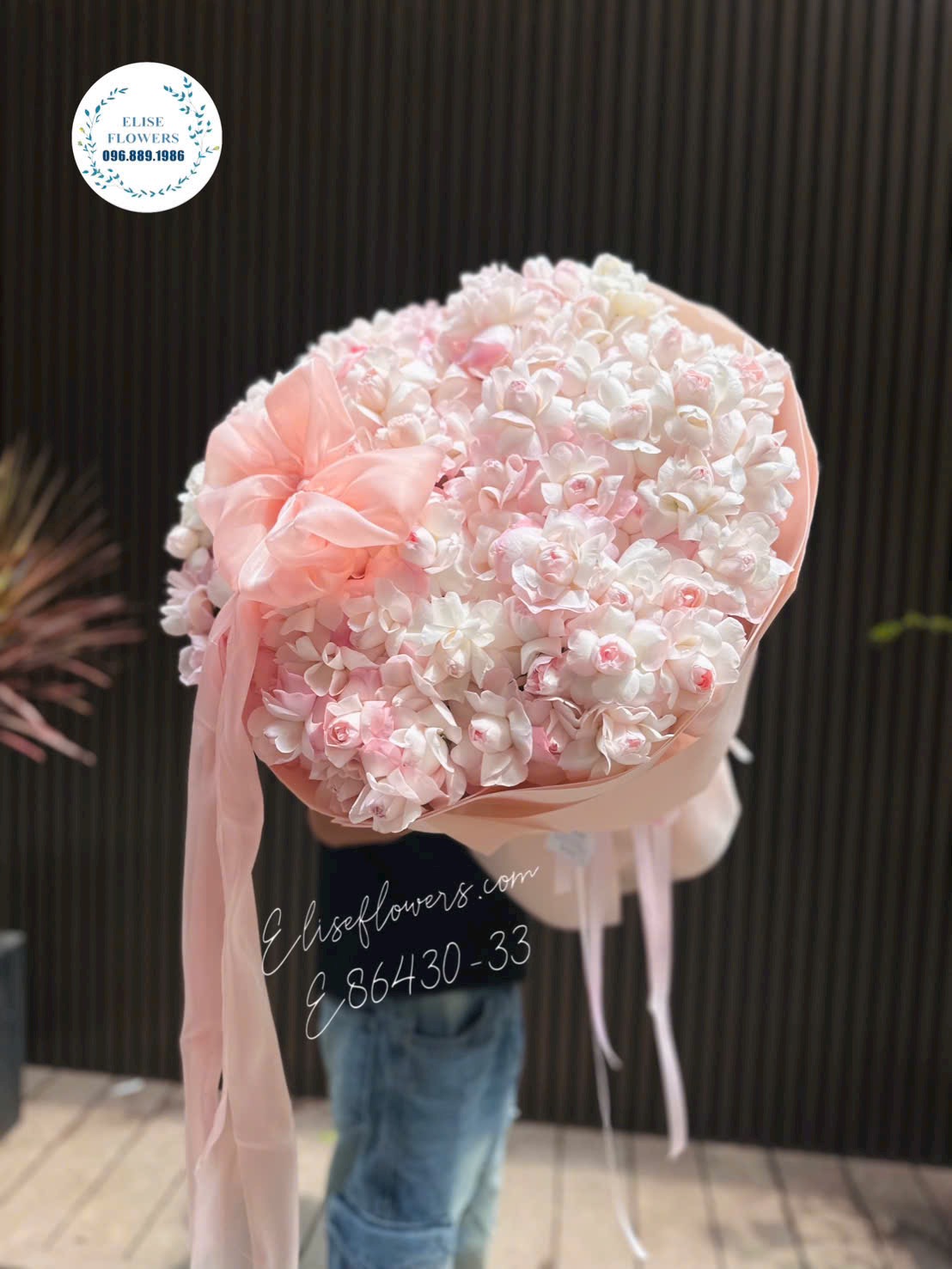 Bo-hoa-hong-ngoai-Blume-hong-kem-sang-trong-tai-Eliseflowers