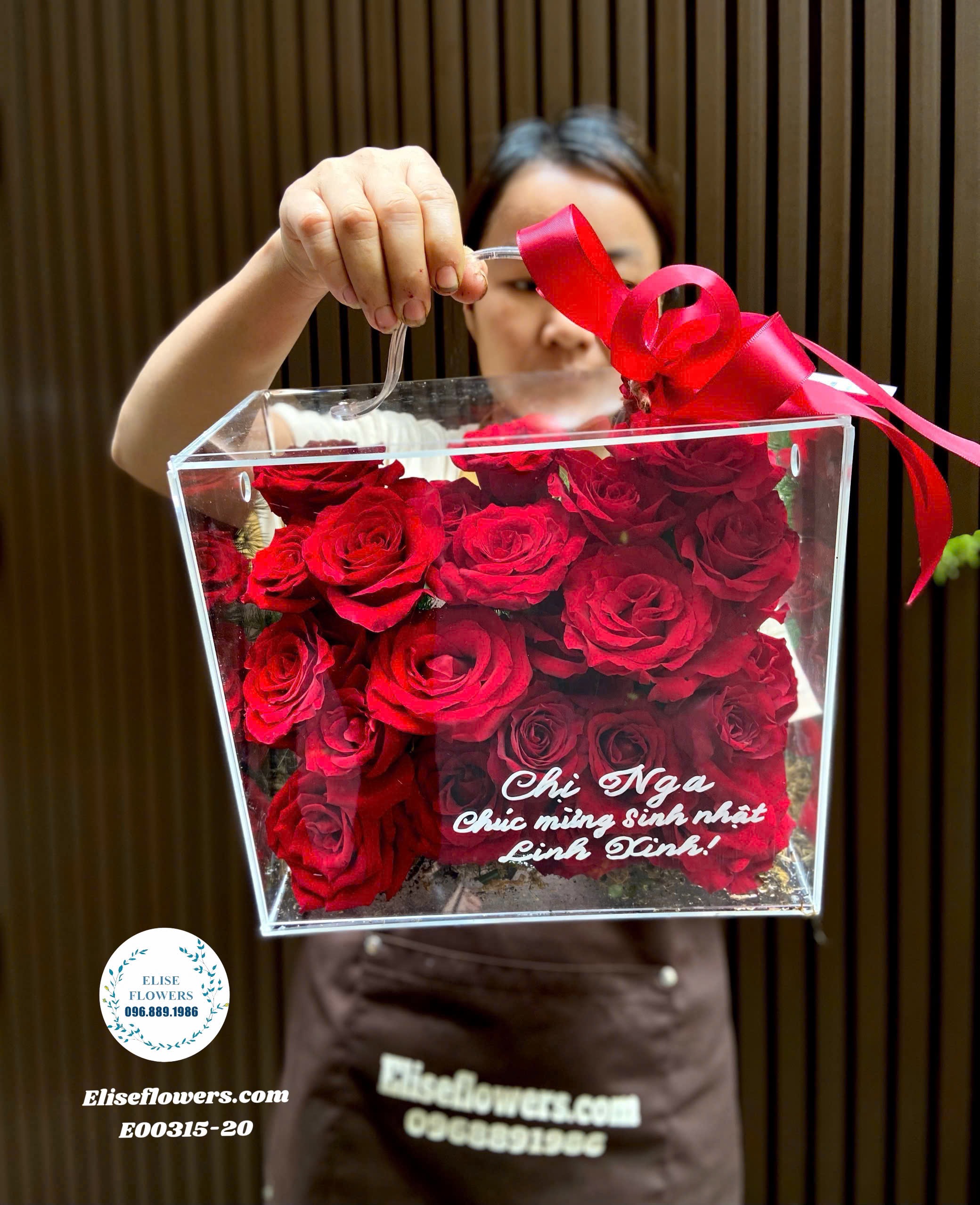 Hộp mica hoa hồng đỏ nhập khẩu cao cấp tặng bạn gái tại Eliseflowers