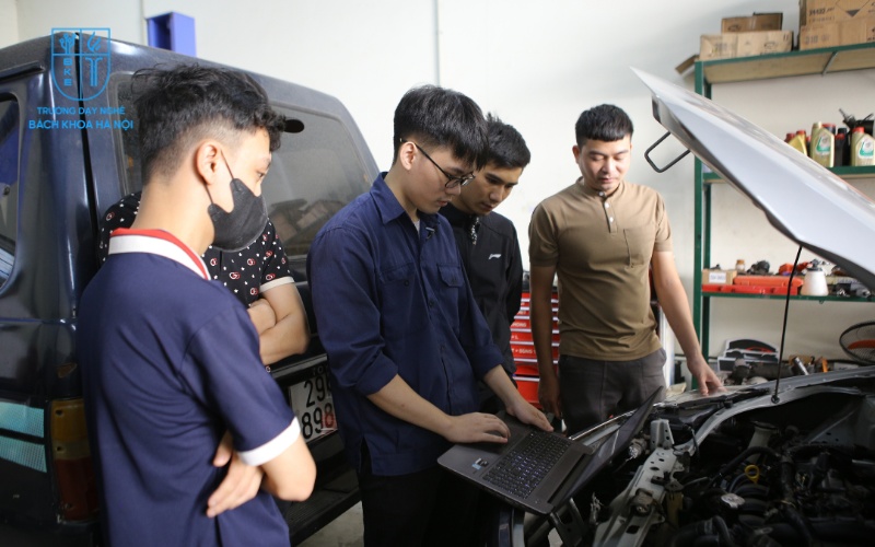 Nghề sửa chữa ô tô là xu thế của hiện tại và tương lai