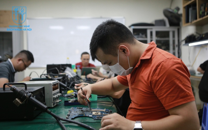 Trước khi quyết định học nghề gì 2025, bạn cần tìm hiểu các xu hướng nghề nghiệp trong xã hội hiện nay