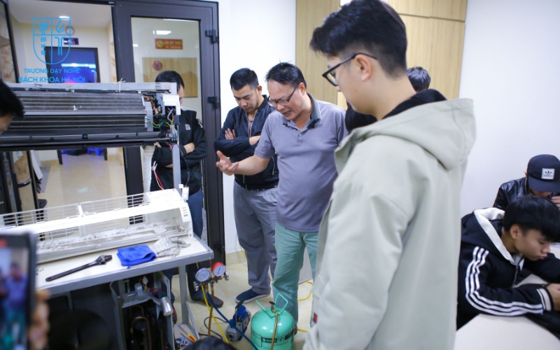 Học nghề gì 2025 sẽ không còn là vấn đề khó khăn nếu bạn theo đuổi những ngành nghề đang phát triển mạnh mẽ