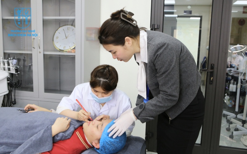 Nghề phun xăm đang trở thành một ngành nghề hấp dẫn