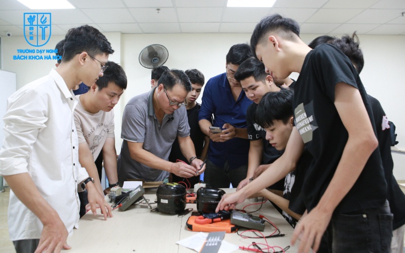 Học viên thực hành sửa chữa điện lạnh tại trường