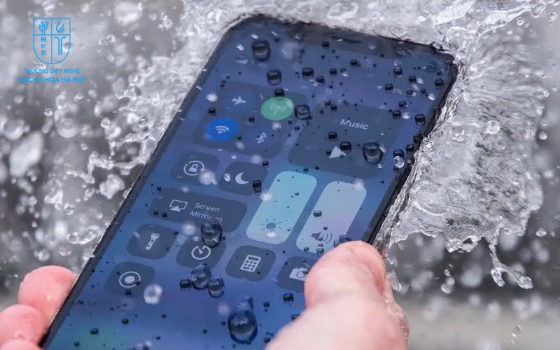 Nhiều người lo lắng điện thoại bị rơi xuống nước có sửa được không, nhưng thực tế vẫn có cách khắc phục nếu xử lý kịp thời
