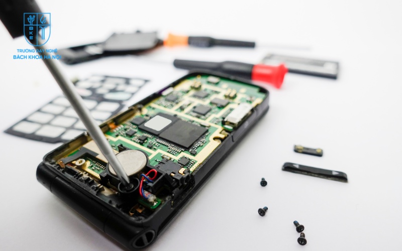 Để biết chắc chắn điện thoại bị rơi xuống nước có sửa được không, cần kiểm tra kỹ tình trạng linh kiện bên trong