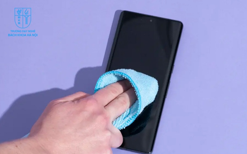 Lau khô điện thoại và hút ẩm kịp thời để ngăn tình trạng diễn biến phức tạp hơn