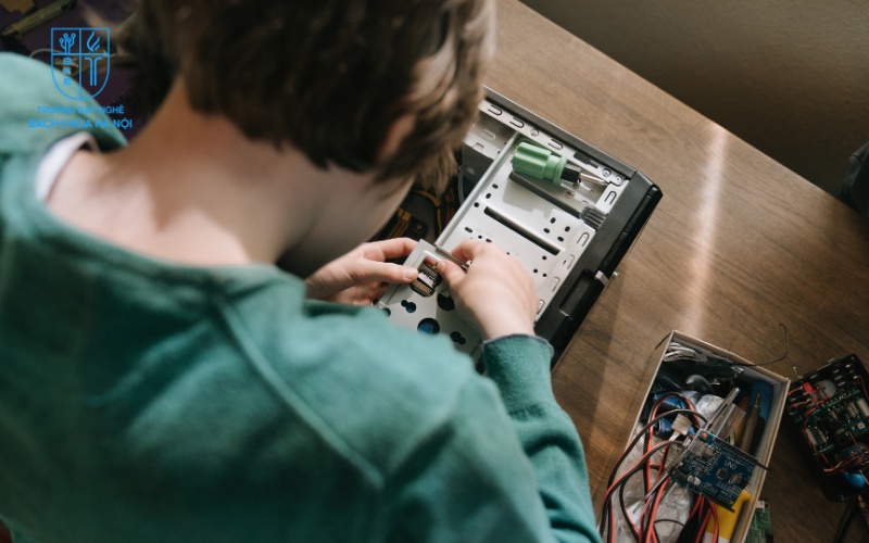 Không ít người học băn khoăn kỹ thuật điện tử viễn thông làm nghề gì