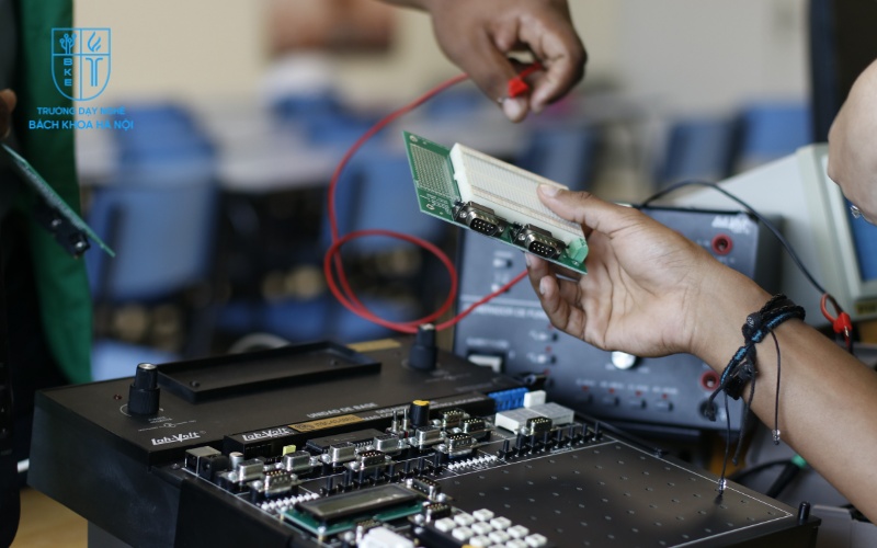 Nhiều bạn trẻ đang thắc mắc điện tử viễn thông làm nghề gì và liệu ngành này có cơ hội phát triển không