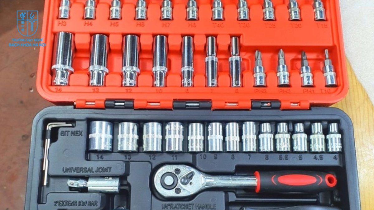 Bộ tuýp là dụng cụ cơ bản trong tủ đồ nghề sửa xe ô tô