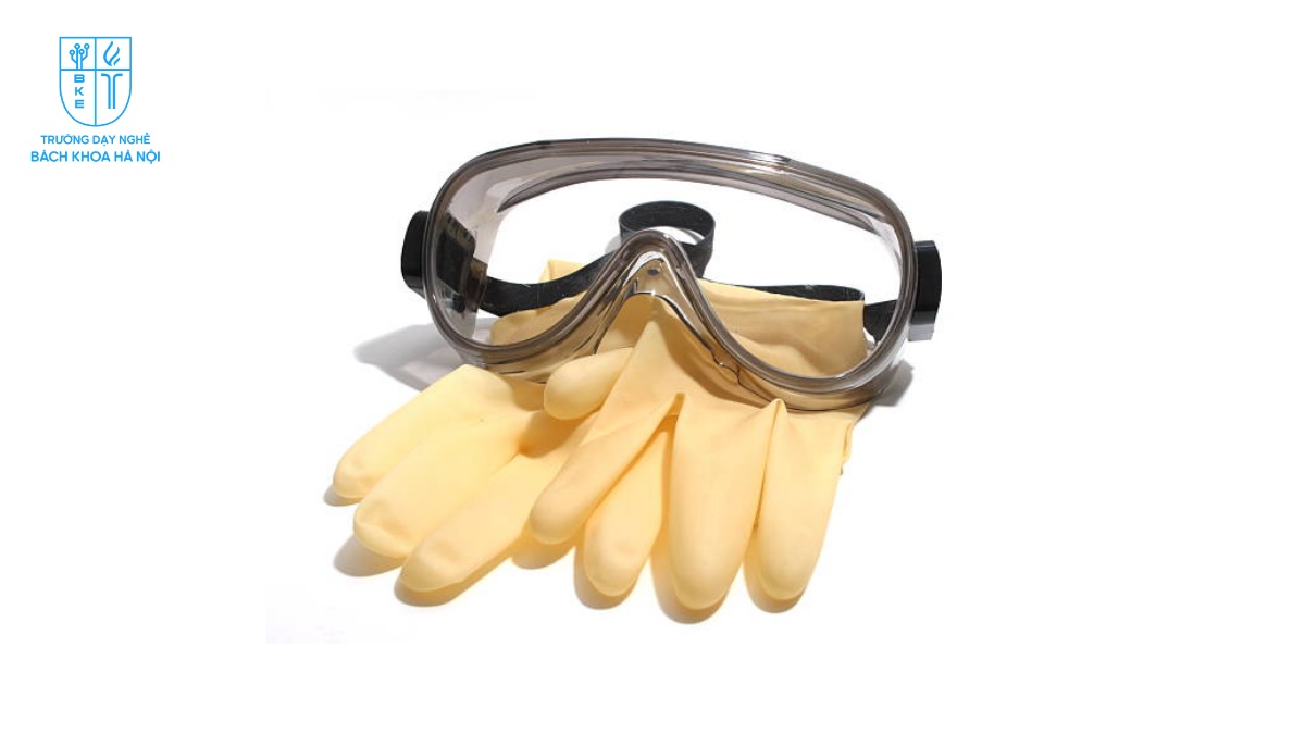 Mẫu găng tay và kính bảo hộ chuyên dụng trong garage