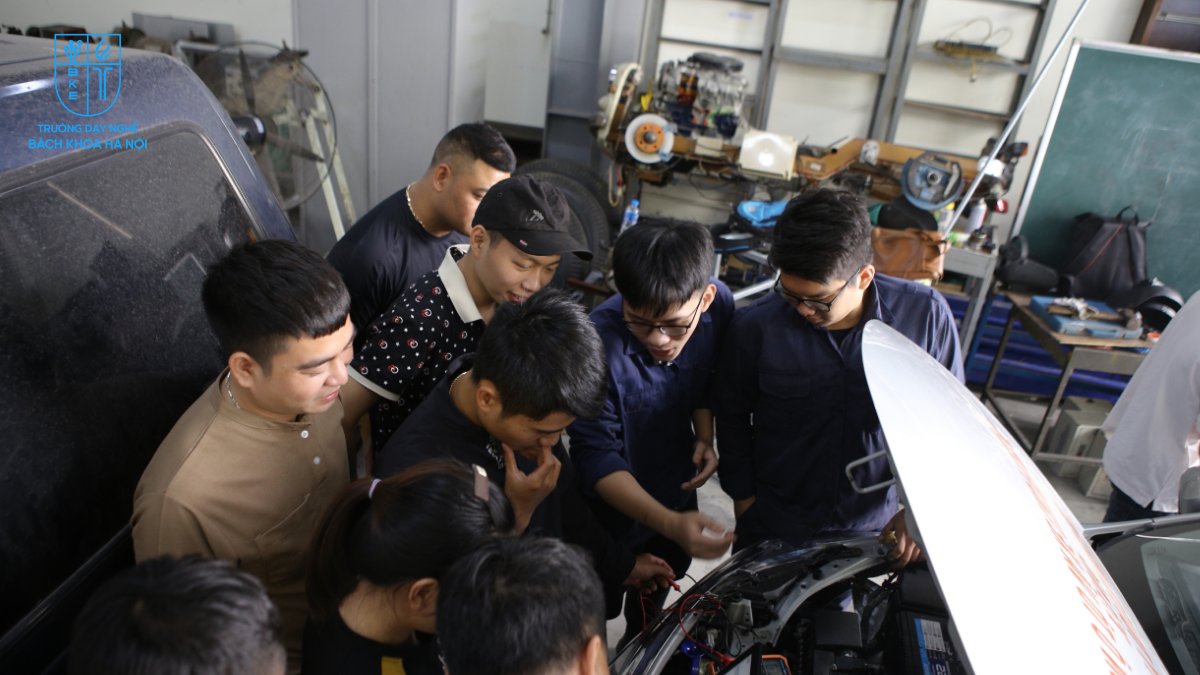 80% thời gian học là thực hành trên các thiết bị tân tiến