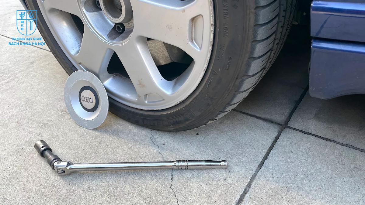 Thanh ngắt lực – công cụ tăng mô-men xoắn hiệu quả khi xử lý bu lông siết chặt lâu ngày