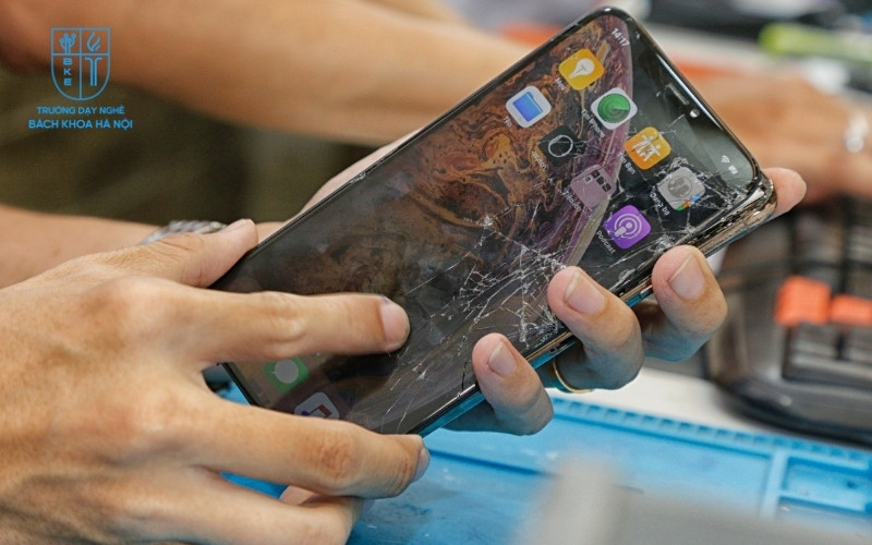Ép kính chỉ thay lớp kính ngoài, thay màn hình là thay toàn bộ cụm màn